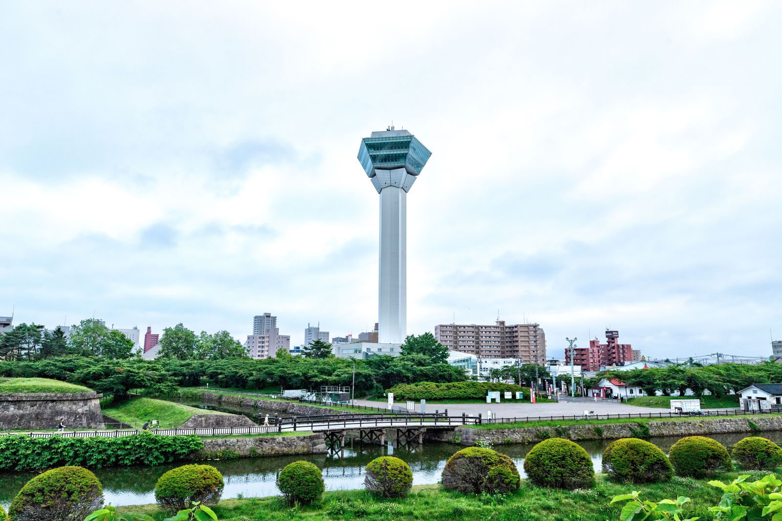 五稜郭公園の堀ごしに見た五稜郭タワー（2021年7月撮影）