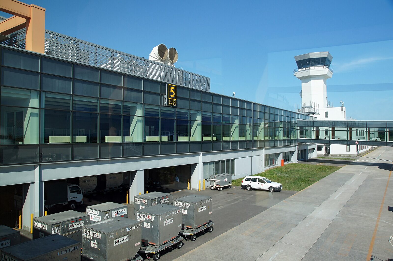 10月25日〜3月27日 函館市 函館空港の国内線ターミナルは6時30分開館・20時30分閉館