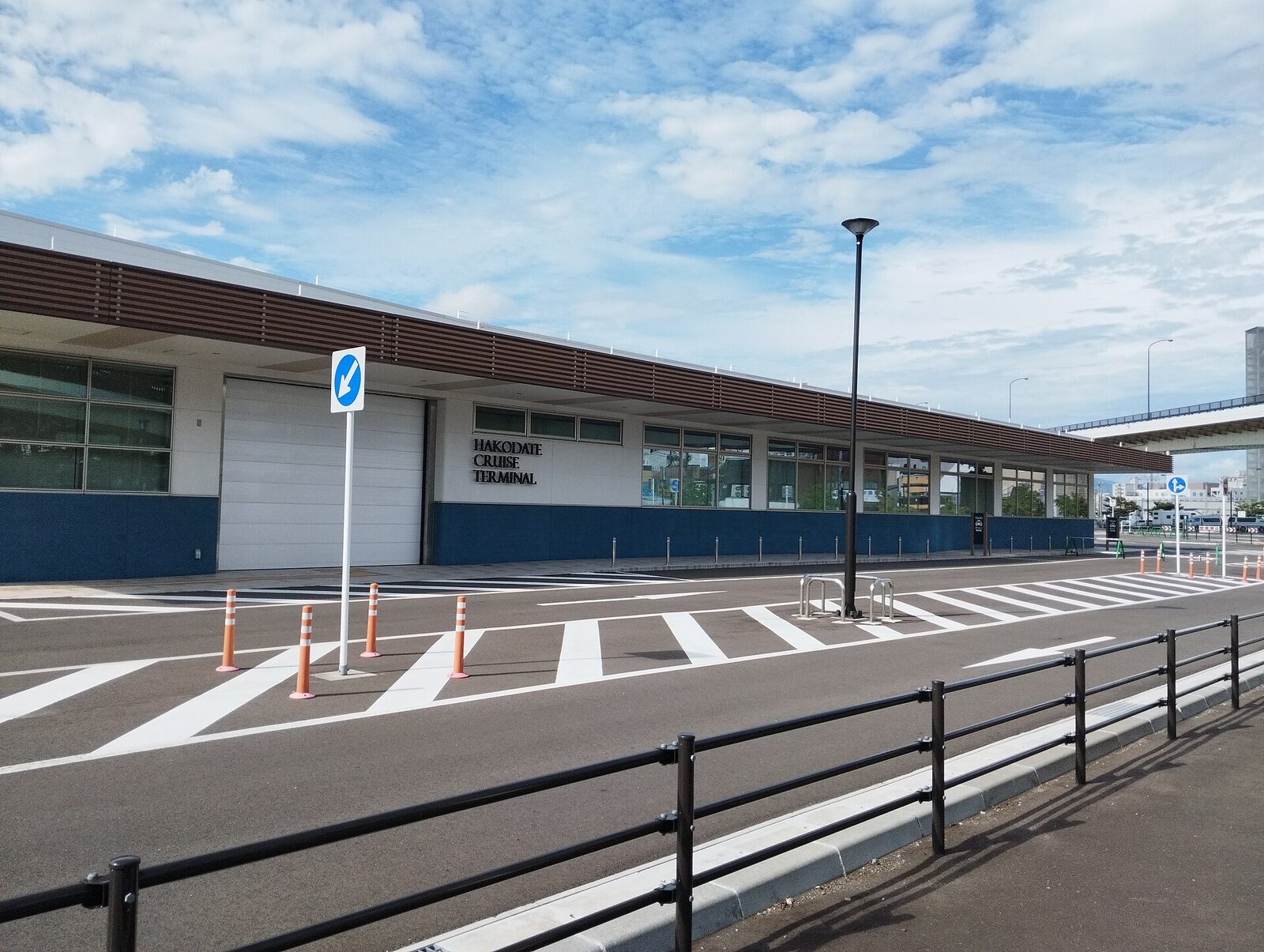 若松ふ頭の函館クルーズターミナル（2024年8月撮影）